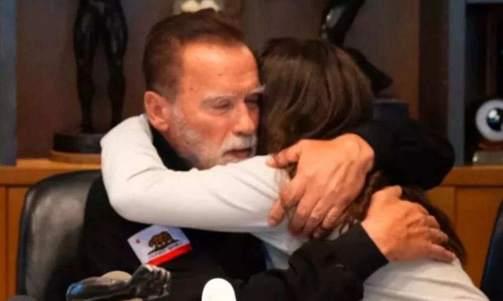 Λύγισε ο Άρνολντ Σβαρτσενέγκερ : Η στιγμή που αγκάλιασε τη 14χρονη που γλίτωσε από τη Χαμάς (Βίντεο)